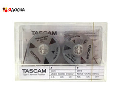 Аудиокассета "TASCAM" с катушками серебристого цвета