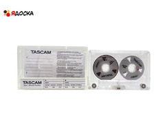 Аудиокассета "TASCAM" с катушками серебристого цвета