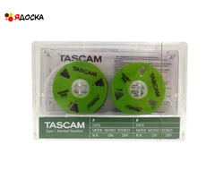 Аудиокассета "TASCAM" с катушками зелёного цвета