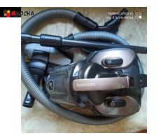 Продам Пылесос б/у Самсунг 2100W контейнер,сухая