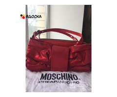 Сумка moschino италия красная замша натуральная лазерная лак кожа бант принт дизайн декор топ лакова
