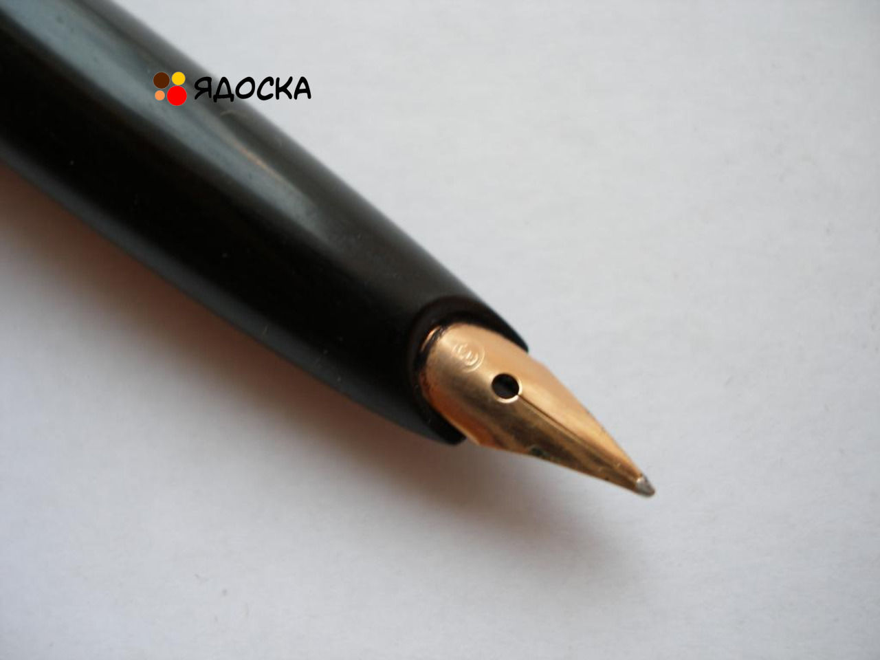 Ручка с золотым пером - 1
